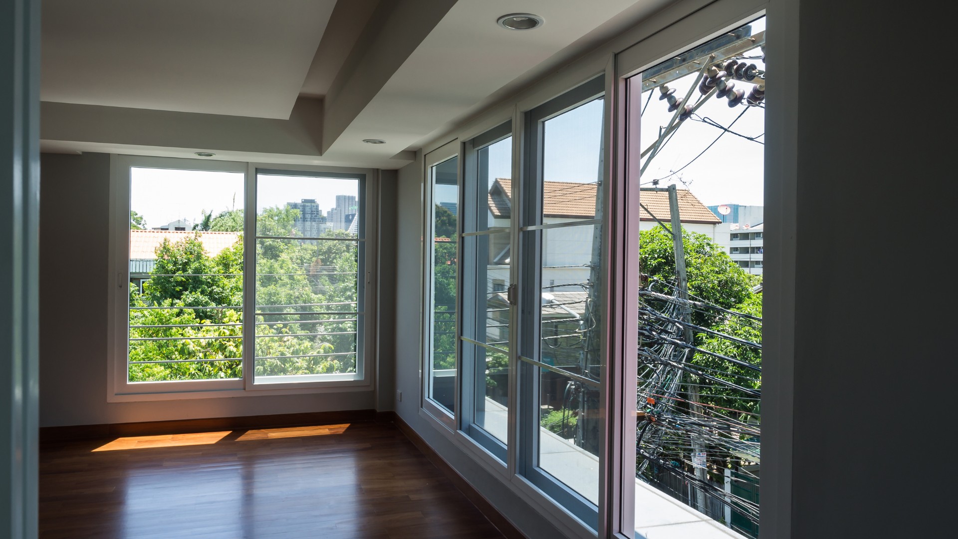 Interior de casa con ventas de marcos de aluminio